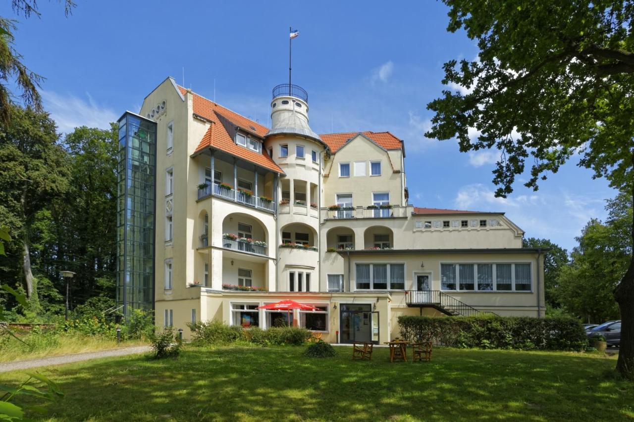 Waldschloss Parow 코세로우 외부 사진