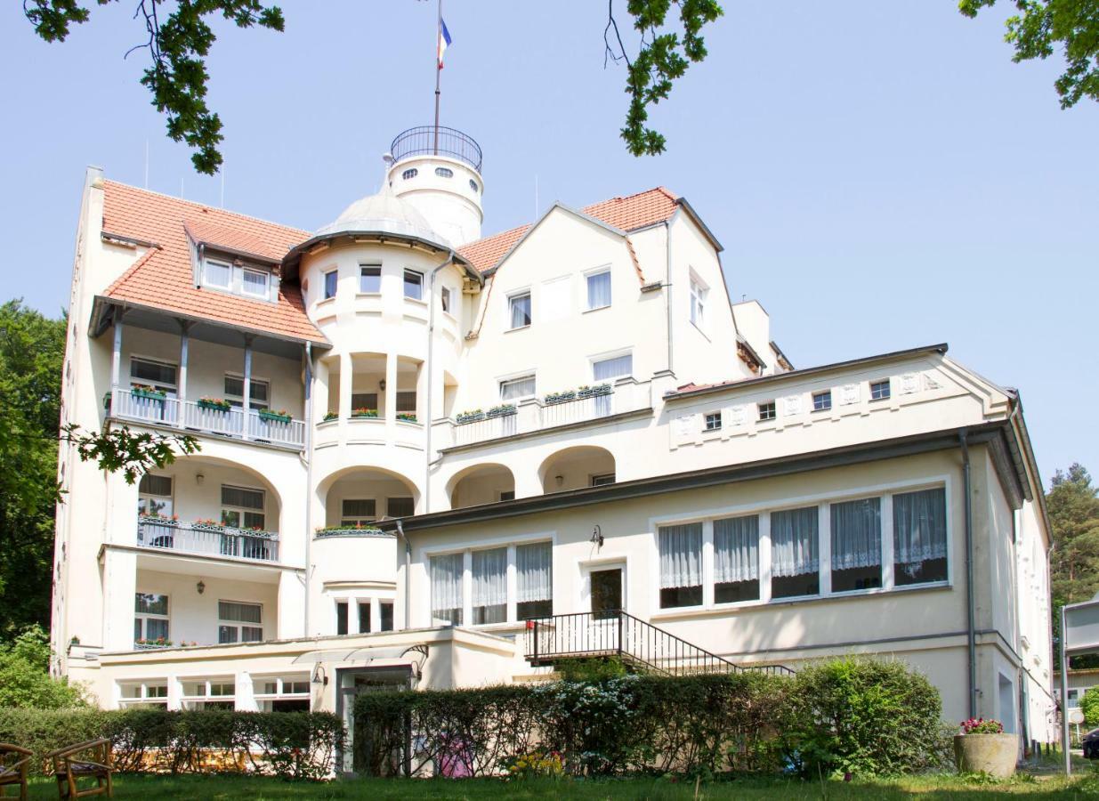 Waldschloss Parow 코세로우 외부 사진